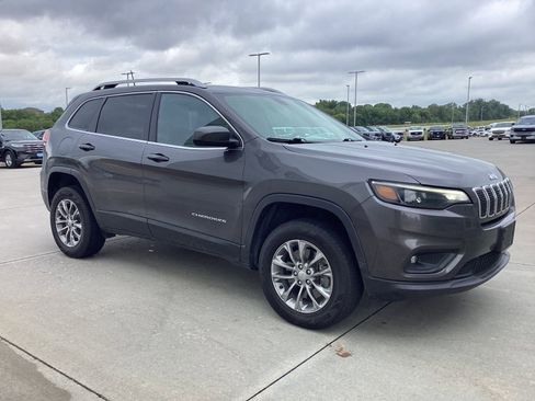 Used 2019 Jeep Cherokee Latitude Plus w/ Cold Weather Group AWD/4WD image 2