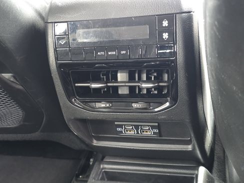 Used 2023 Jeep Grand Cherokee L Laredo image 27