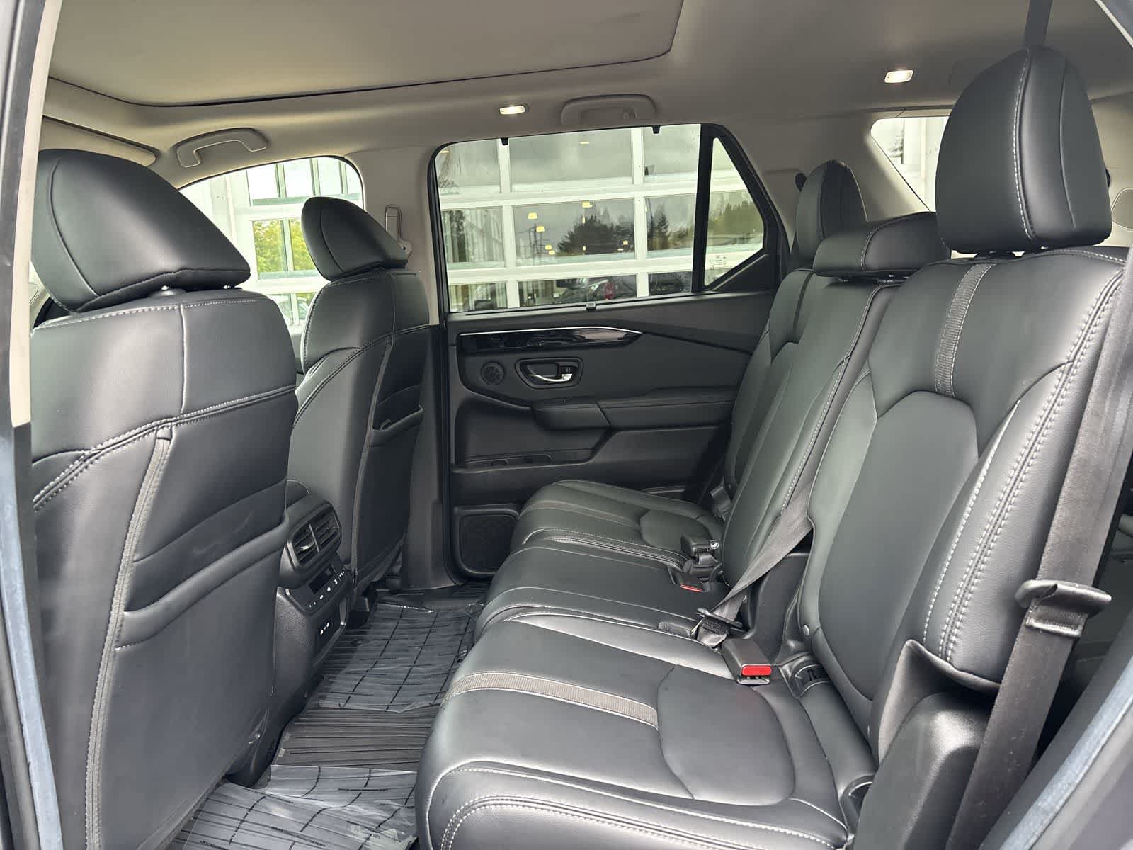 Used 2025 Honda Pilot Touring image 7