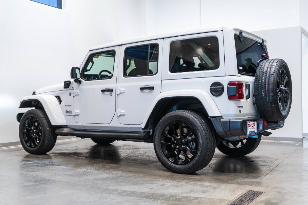 Used 2022 Jeep Wrangler Unlimited Sahara w/ Cold Weather Group AWD/4WD image 8