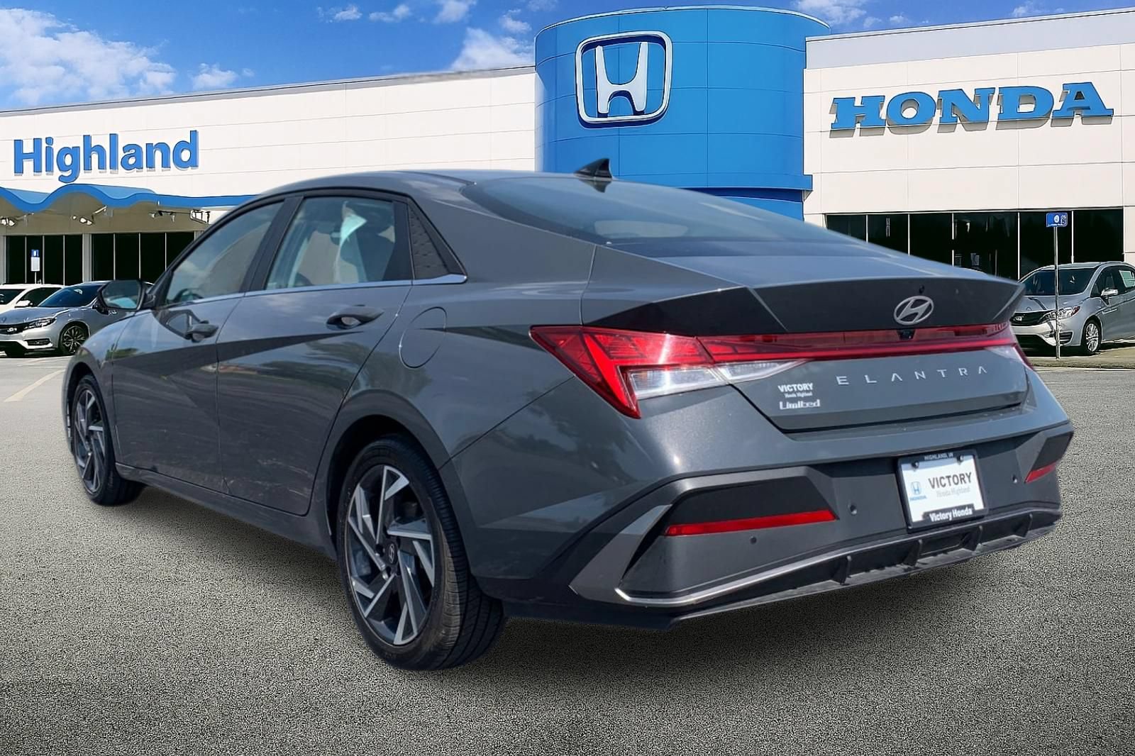 Used 2024 Hyundai Elantra Limited FWD image 3