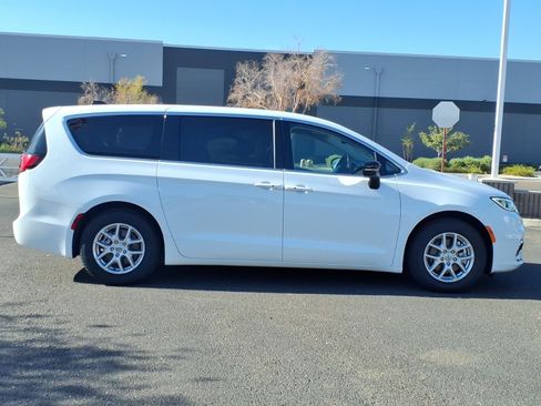 Used 2024 Chrysler Pacifica Touring-L FWD image 6
