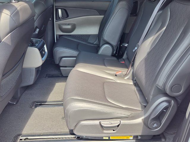 Used 2026 Kia Carnival EX FWD image 8
