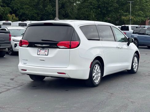 Used 2023 Chrysler Voyager LX FWD image 12