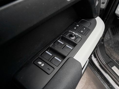 Used 2023 Land Rover Defender 130 X-Dynamic SE image 11