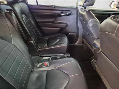 Used 2022 Toyota Highlander XLE FWD image 28