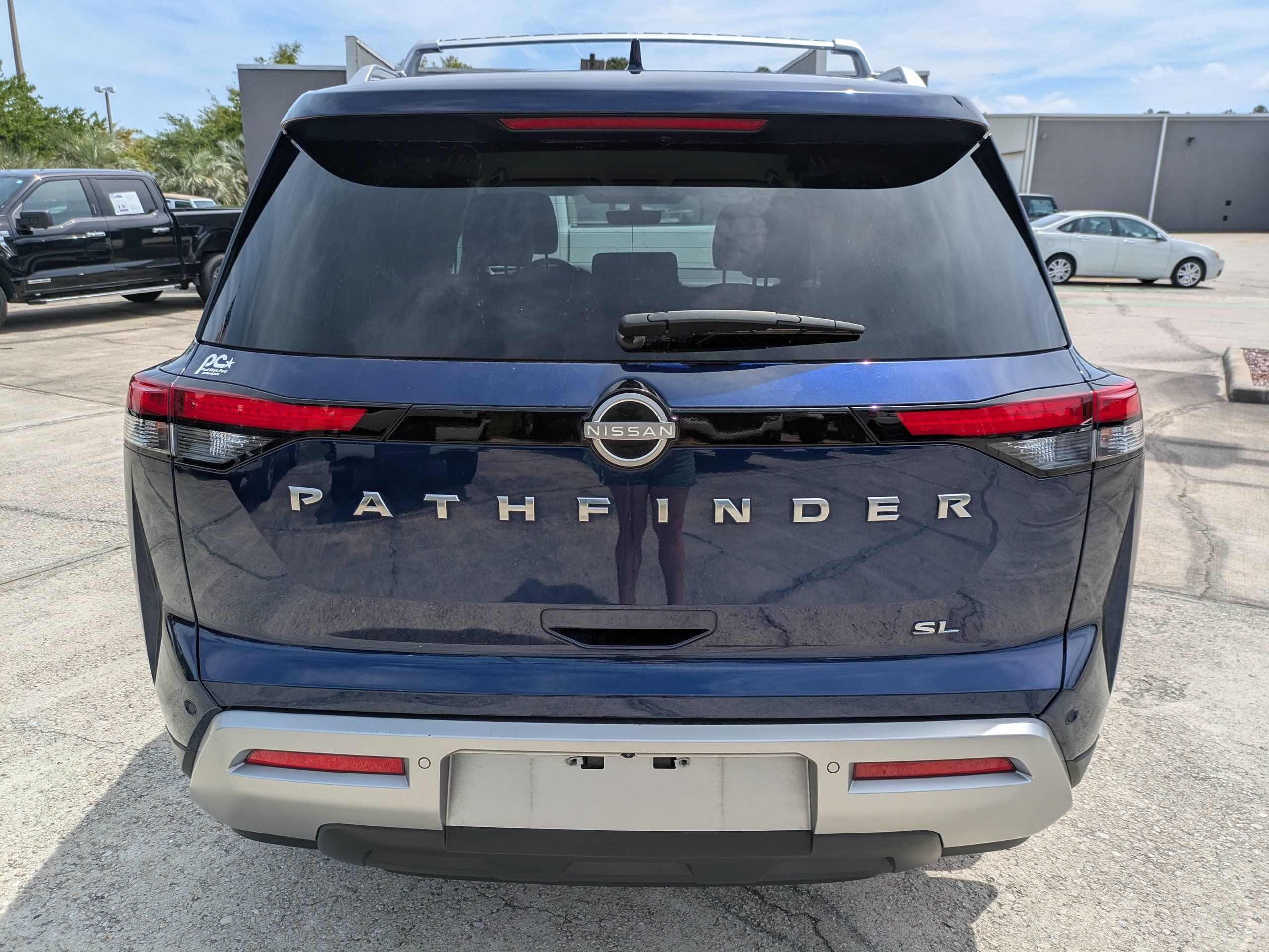 Used 2023 Nissan Pathfinder SL FWD image 5