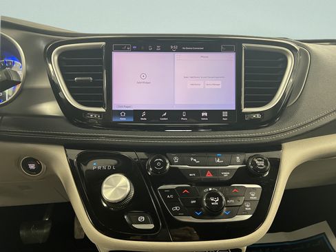 Used 2023 Chrysler Pacifica Touring-L FWD image 18