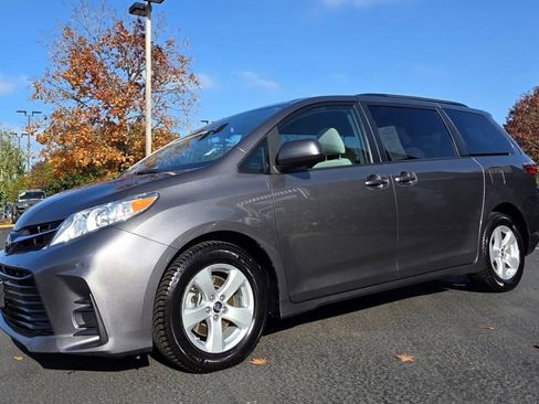 Used 2018 Toyota Sienna LE image 2