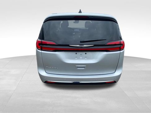 Used 2023 Chrysler Pacifica Touring-L FWD image 4