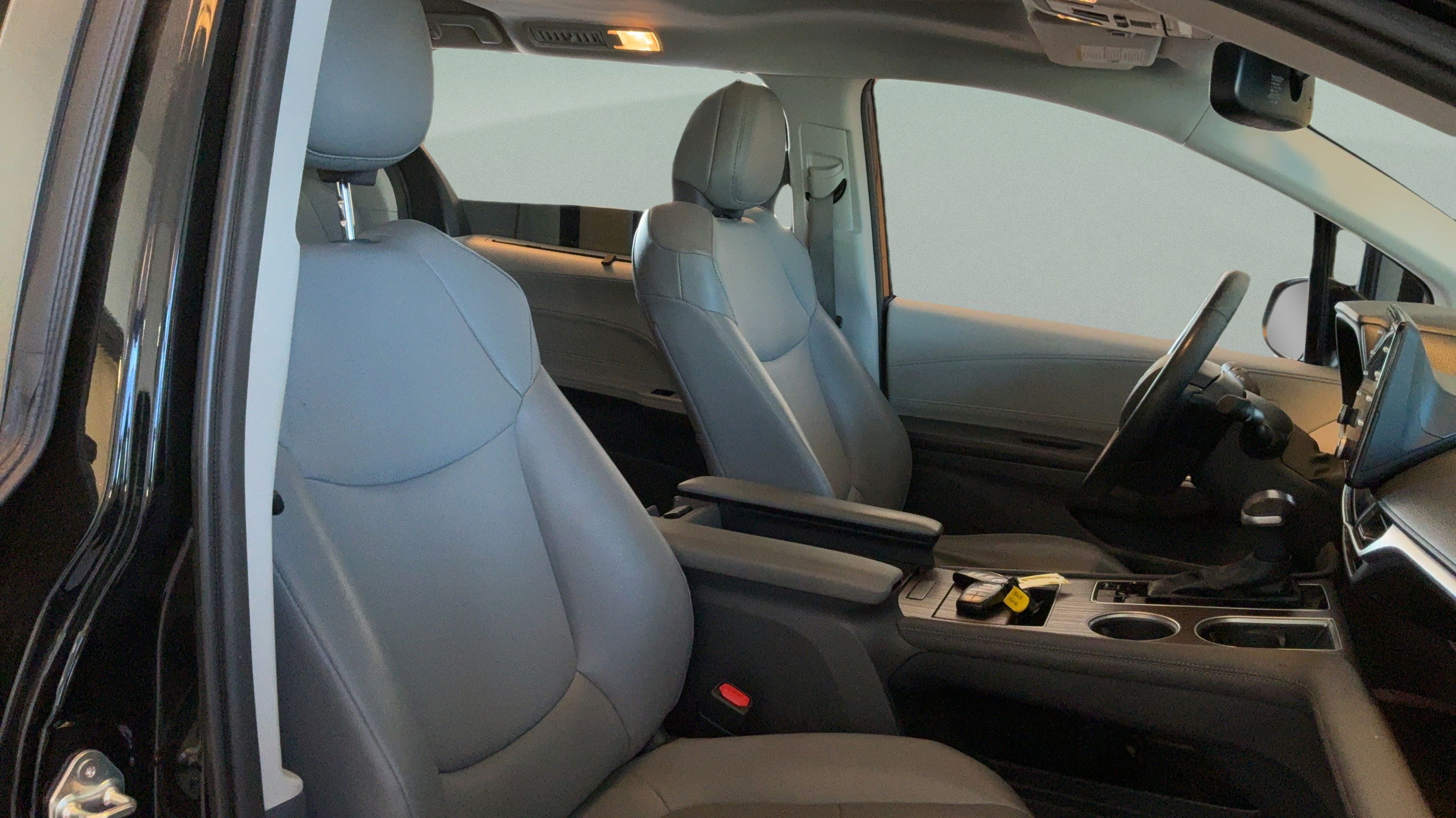 Used 2021 Toyota Sienna XLE FWD image 34
