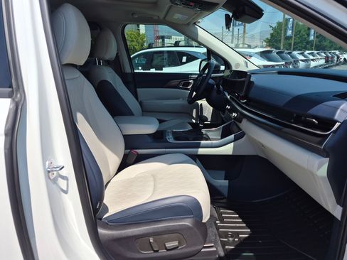 Used 2025 Kia Carnival SX w/ SX Dark Edition Package FWD image 32