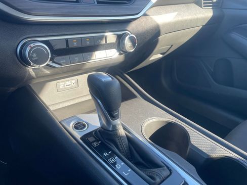 Used 2025 Nissan Altima 2.5 SV FWD image 41