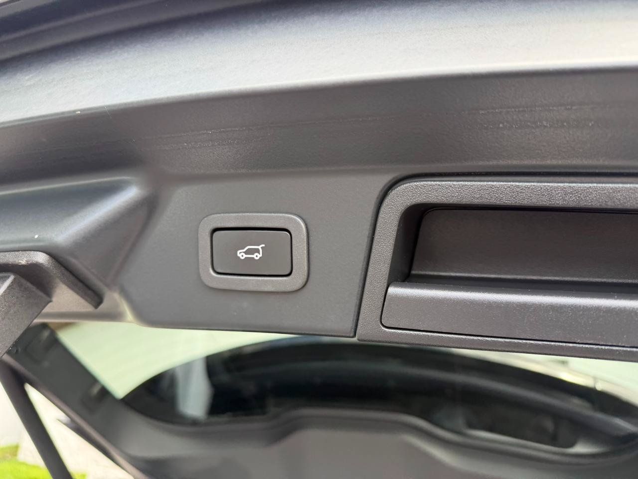 Used 2018 Land Rover Range Rover Velar R-Dynamic SE AWD/4WD image 43
