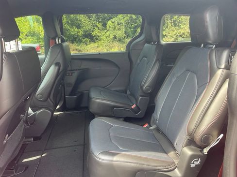 New 2027 Chrysler Pacifica Select FWD image 8