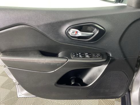 Used 2021 Jeep Cherokee Trailhawk image 14