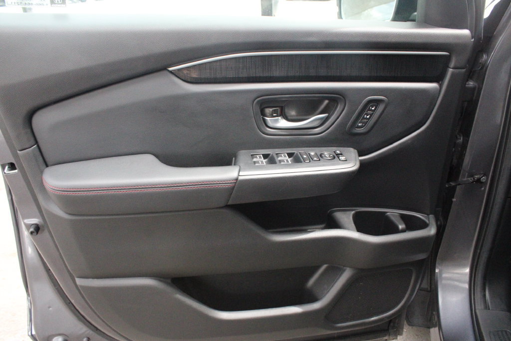 Used 2025 Honda Pilot Black Edition image 23