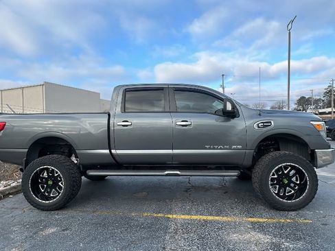 Used 2017 Nissan Titan SV image 9
