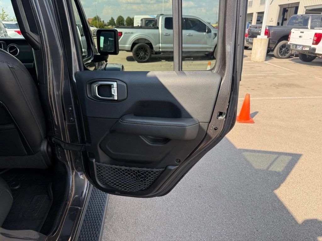 Used 2019 Jeep Wrangler Unlimited Sahara AWD/4WD image 21