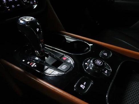 Used 2020 Bentley Bentayga Design Series AWD/4WD image 17
