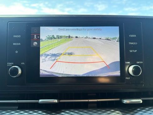 Used 2023 Kia Carnival LX FWD image 33