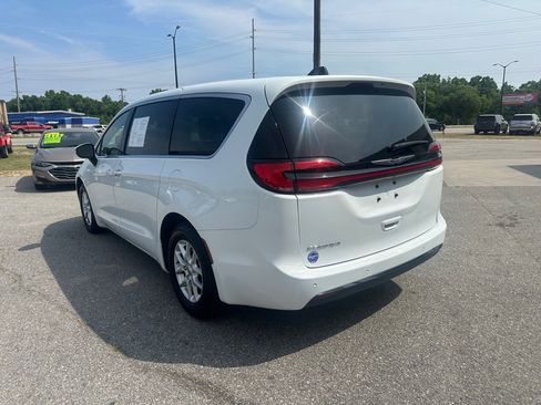 Used 2023 Chrysler Pacifica Touring-L FWD image 3