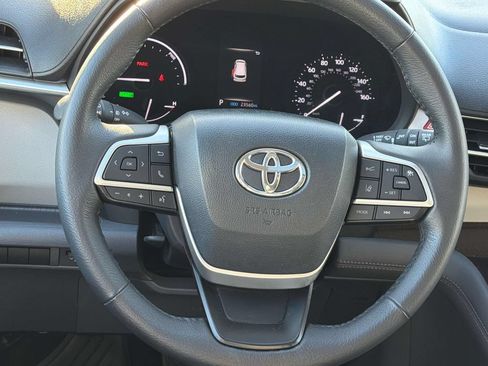 Used 2024 Toyota Sienna XLE w/ XLE Plus Package FWD image 10