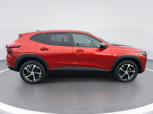 Used 2024 Chevrolet Trax RS w/ Sunroof Package FWD image 4