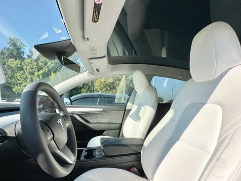 Used 2024 Tesla Model Y Long Range AWD/4WD image 9