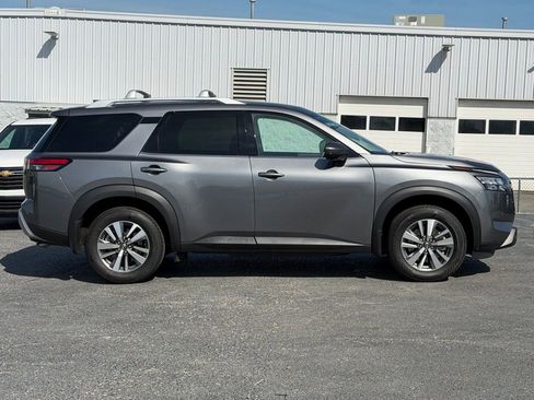 Used 2025 Nissan Pathfinder SL w/ Cargo Package image 4