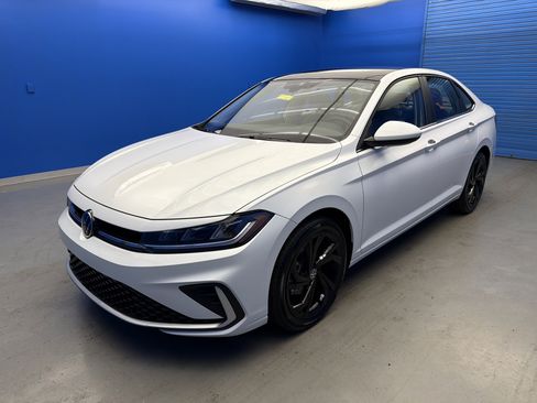 Used 2025 Volkswagen Jetta SE image 4