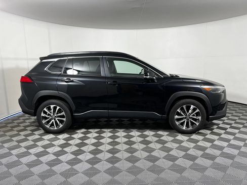Used 2025 Toyota Corolla Cross XLE FWD image 4