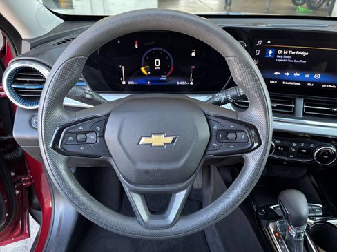 Used 2025 Chevrolet Trax LT FWD image 50