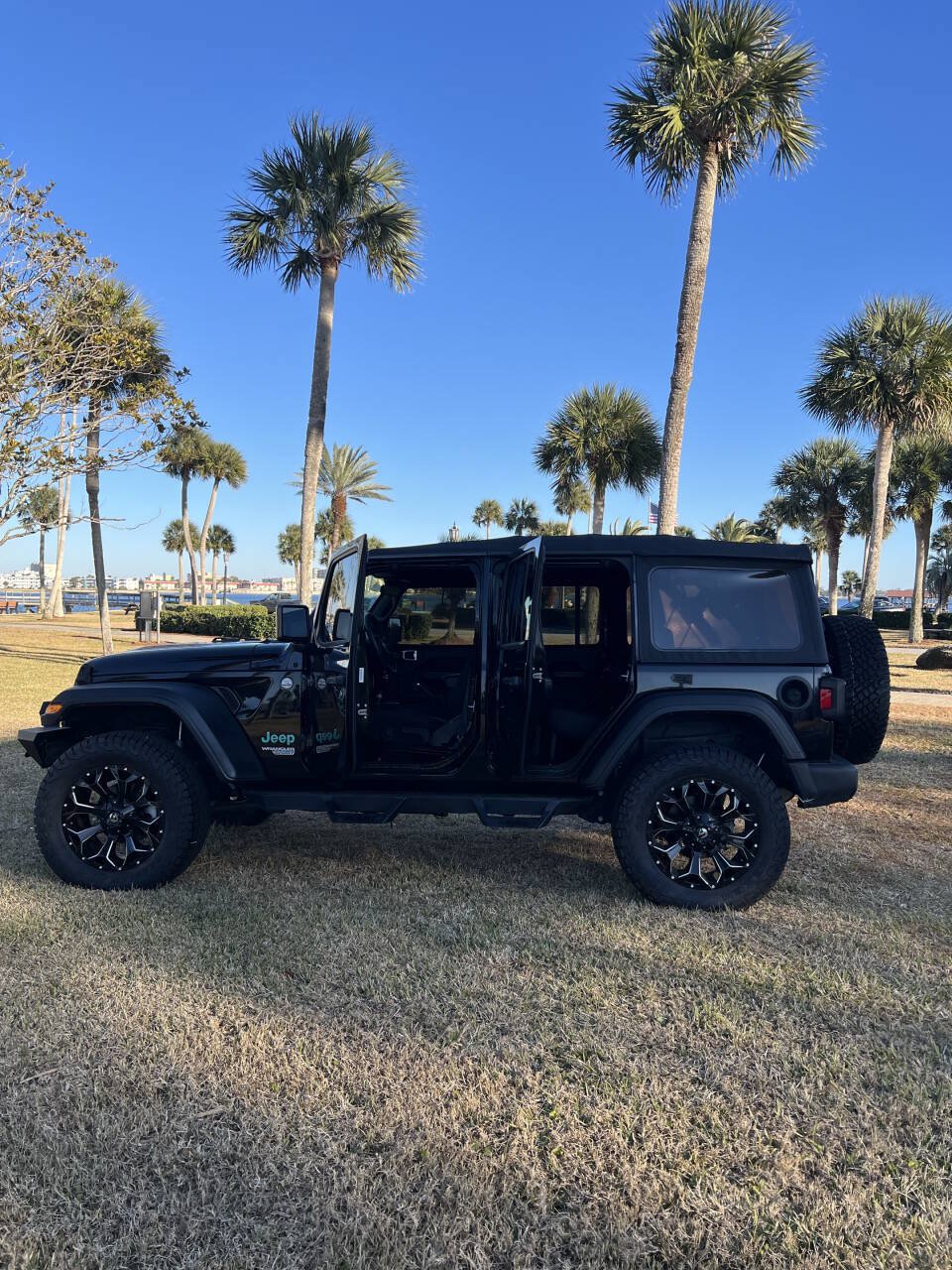 Used 2018 Jeep Wrangler Unlimited Sport AWD/4WD image 2