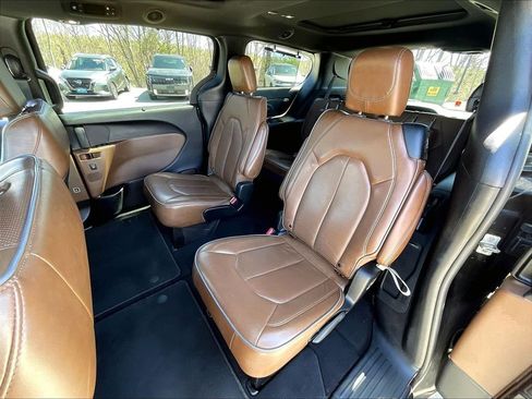 Used 2021 Chrysler Pacifica Limited AWD/4WD image 14