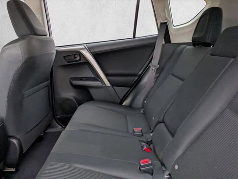 Used 2018 Toyota RAV4 LE image 17