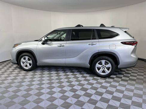 Used 2024 Toyota Highlander LE image 2