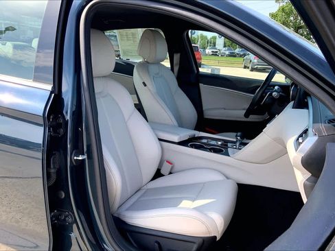 Used 2025 Genesis G70 2.5T RWD image 9