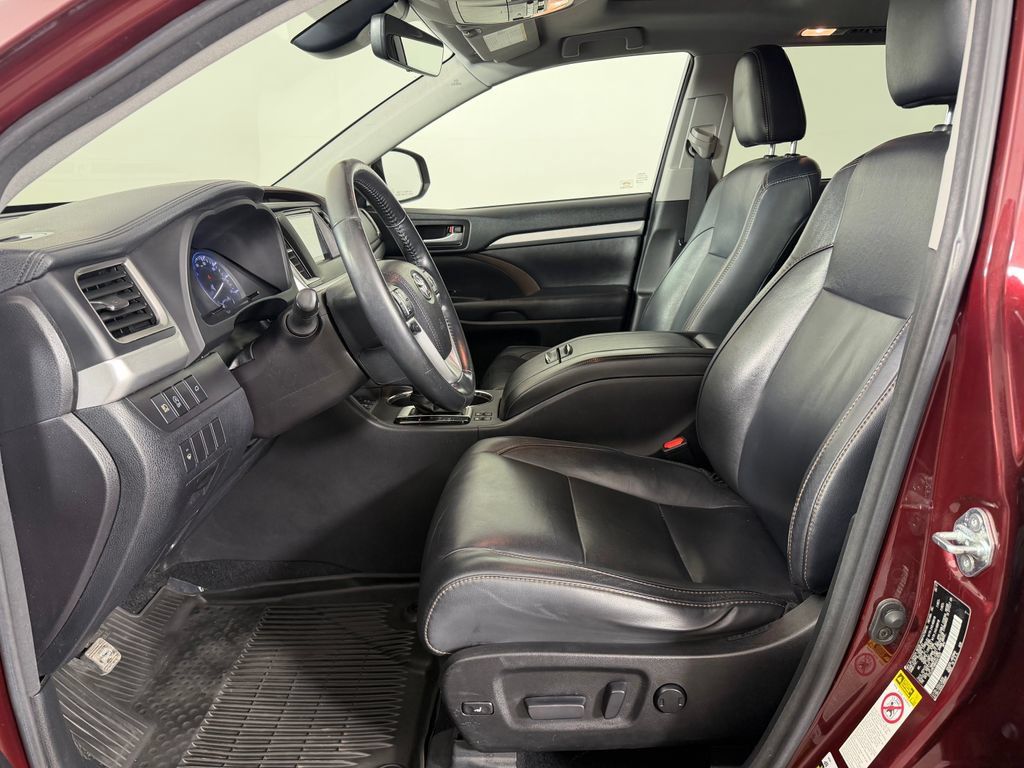 Used 2017 Toyota Highlander XLE AWD/4WD image 17