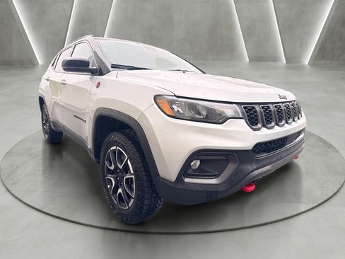 Used 2025 Jeep Compass Trailhawk AWD/4WD image 1