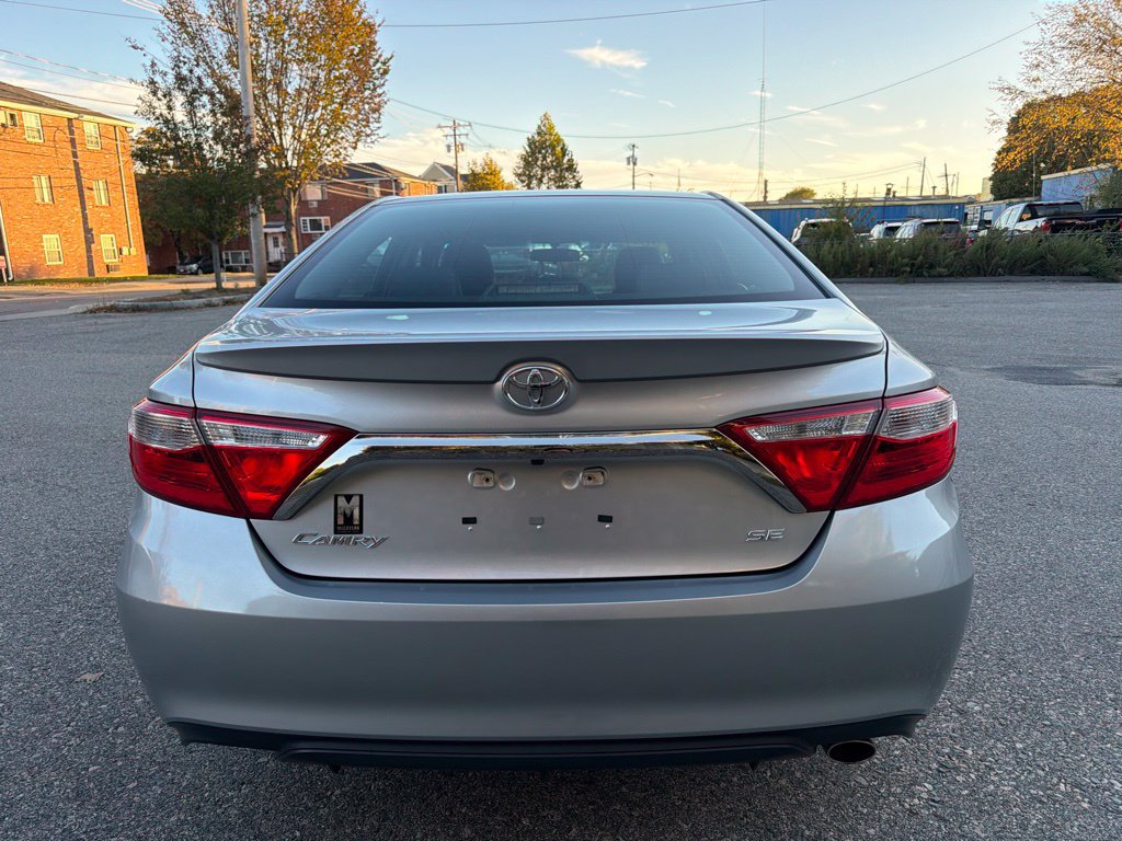 Used 2017 Toyota Camry SE w/ Moonroof Package FWD image 6