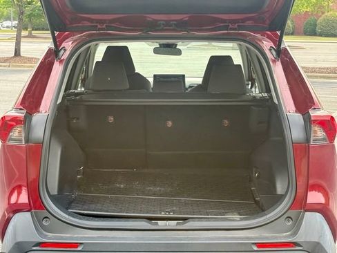 Used 2019 Toyota RAV4 XLE FWD image 17