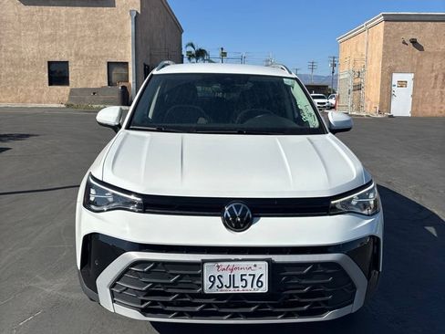 Used 2025 Volkswagen Taos SE AWD/4WD image 2