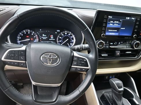 Used 2022 Toyota Highlander XLE image 8