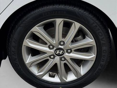 Used 2016 Hyundai Elantra SE w/ Option Group 02 FWD image 9
