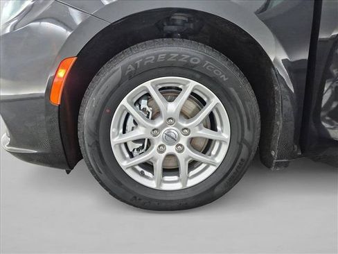 Used 2023 Chrysler Pacifica Touring-L FWD image 26