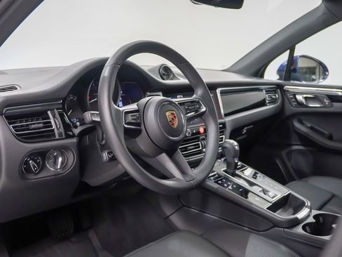 Certified 2025 Porsche Macan image 4