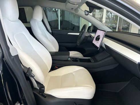 Used 2024 Tesla Model Y Long Range AWD/4WD image 19