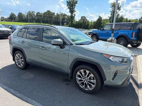 Used 2019 Toyota RAV4 XLE Premium AWD/4WD image 5