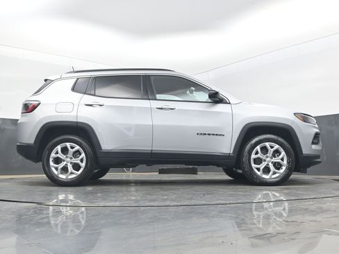 Used 2024 Jeep Compass Latitude image 28